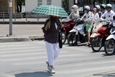 Nắng nóng kéo dài khắp 2 miền Bắc, Trung