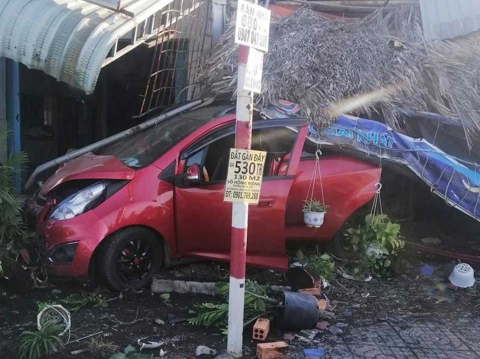 Ô tô tông xe bán cà phê, quét nhiều xe máy rồi húc sập mái hiên nhà - 1 Ô tô tông xe bán cà phê, quét nhiều xe máy rồi húc sập mái hiên nhà - 1
