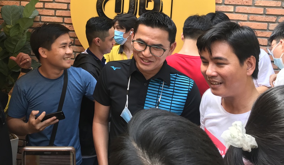 Kiatisuk nghêu ngao đàn hát khi tái ngộ người hâm mộ Việt Nam - 2 Kiatisuk nghêu ngao đàn hát khi tái ngộ người hâm mộ Việt Nam - 2