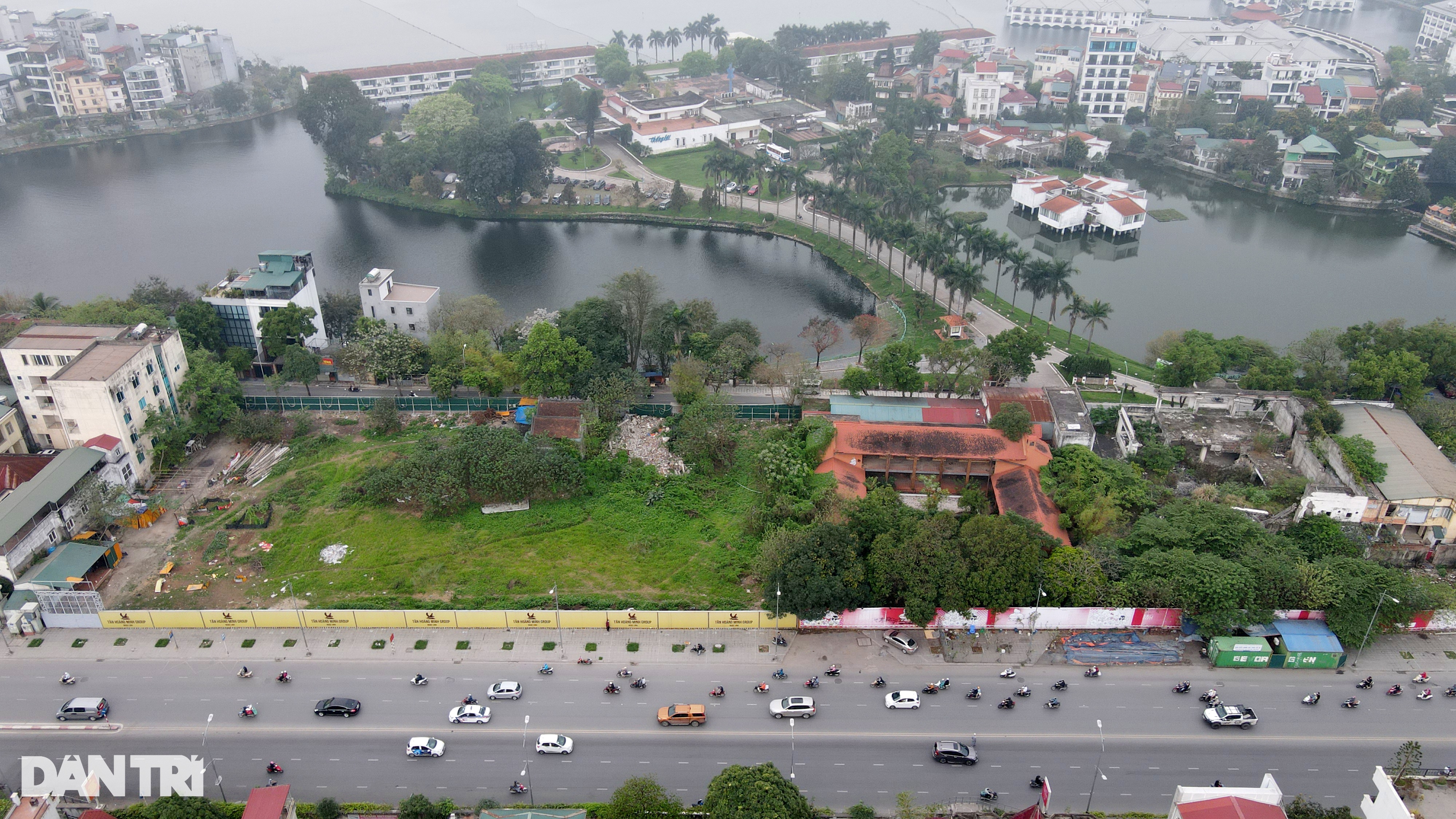 Lô đất vàng còn sót cạnh hồ Tây bất ngờ xuất hiện bảng tên Tân Hoàng Minh - 4 Lô đất vàng còn sót cạnh hồ Tây bất ngờ xuất hiện bảng tên Tân Hoàng Minh - 4