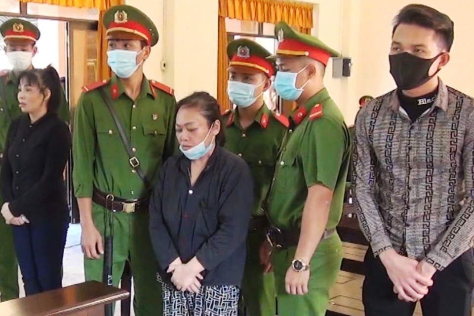 Nghe tòa tuyên án chung thân, bị cáo vận chuyển 2kg ma túy đá ngất xỉu - 1 Nghe tòa tuyên án chung thân, bị cáo vận chuyển 2kg ma túy đá ngất xỉu - 1