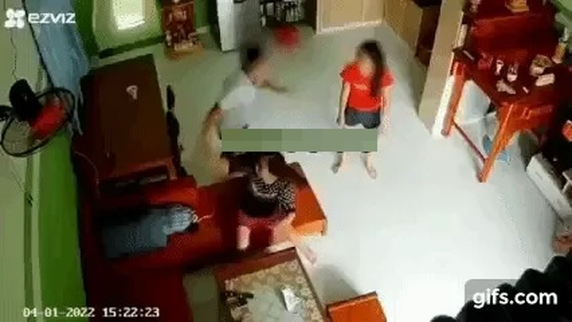 Hình ảnh chồng cầm hung khí đánh vợ dã man trước mặt con gây phẫn nộ - 1 Hình ảnh chồng cầm hung khí đánh vợ dã man trước mặt con gây phẫn nộ - 1