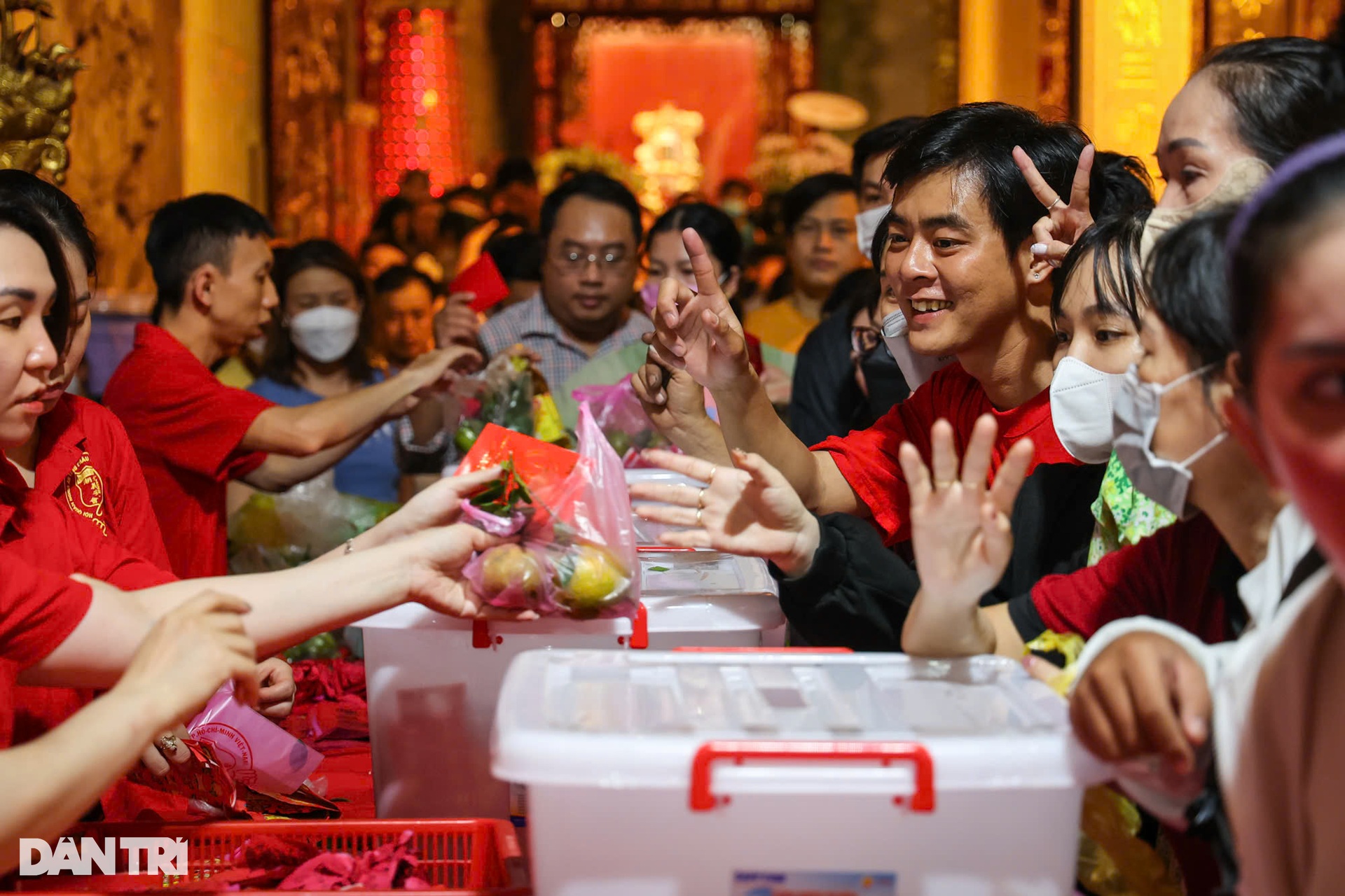 Hàng nghìn người đổ về chùa Ông TPHCM vay tiền lấy lộc đầu năm - 4 Hàng nghìn người đổ về chùa Ông TPHCM vay tiền lấy lộc đầu năm - 4