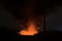 Cơ sở phế liệu ở Đà Nẵng bốc cháy lớn giữa trời mưa