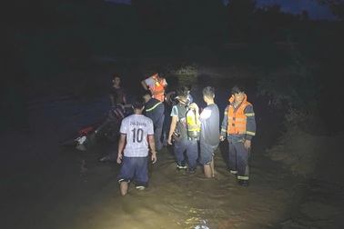 Huy động hàng chục cảnh sát tìm ông lão mất tích khi lội qua sông