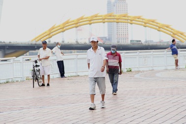 Đà Nẵng: Nhiều người quên mang khẩu trang nơi công cộng