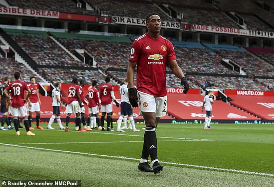 Cổ động viên Man Utd nổi cơn thịnh nộ vì Lamela không phải nhận thẻ đỏ - 5 Cổ động viên Man Utd nổi cơn thịnh nộ vì Lamela không phải nhận thẻ đỏ - 5