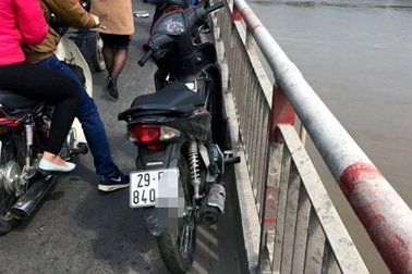 Nam thanh niên nhảy cầu Chương Dương tự tử, bỏ lại xe máy