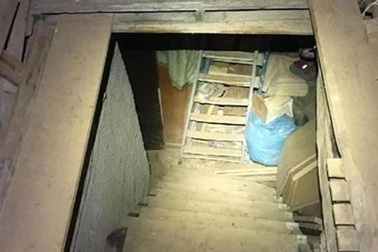 Phanh phui bí mật trong căn hầm tối nơi giam giữ người phụ nữ 10 năm làm nô lệ tình dục