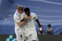 Vinicius tỏa sáng, Real Madrid quyết bám đuổi Barcelona tại La Liga