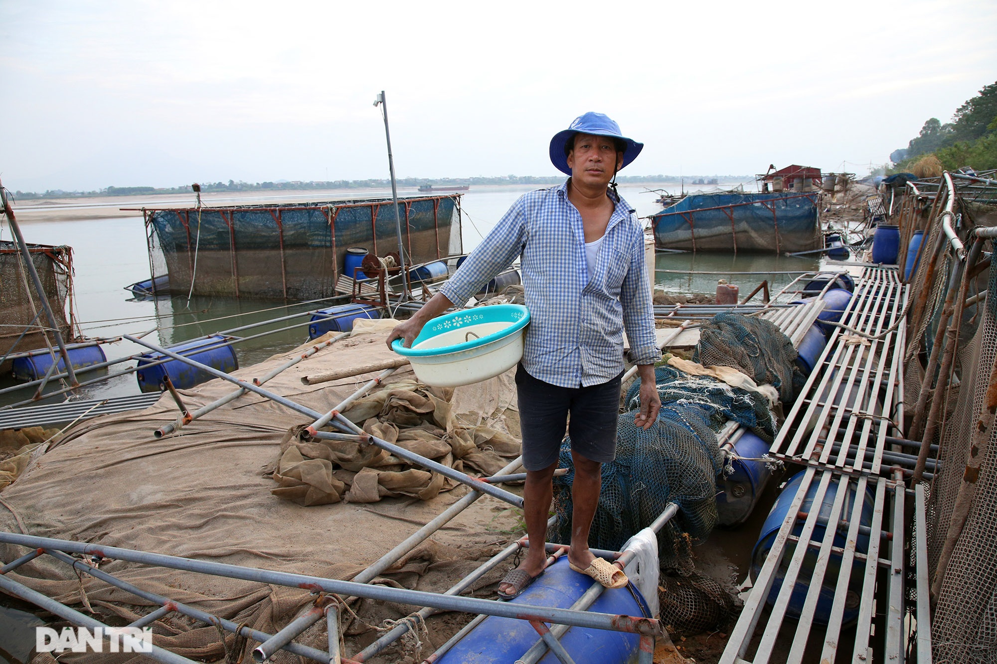 Sông Đà cạn trơ đáy, nông dân hối hả bơm cát cứu cá - 7 Sông Đà cạn trơ đáy, nông dân hối hả bơm cát cứu cá - 7