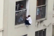 Cứu người đàn ông Mỹ nhảy từ tầng 5 chung cư ở Hà Nội