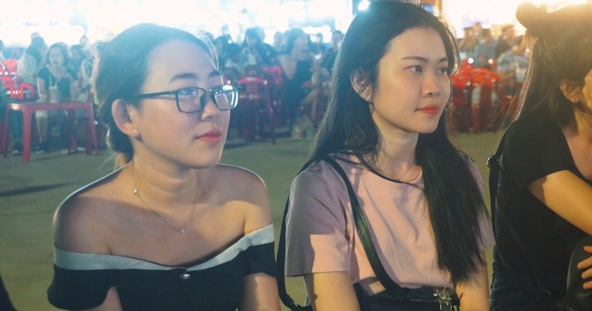 Đông đảo người dân có mặt tại Công viên bờ sông Sài Gòn để xem phim (Ảnh: Mộc Khải).