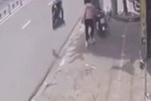 Cô gái bán cà phê bên đường bị trộm xe máy giữa ban ngày