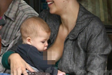 Khi "sao" Hollywood không ngại vạch áo...