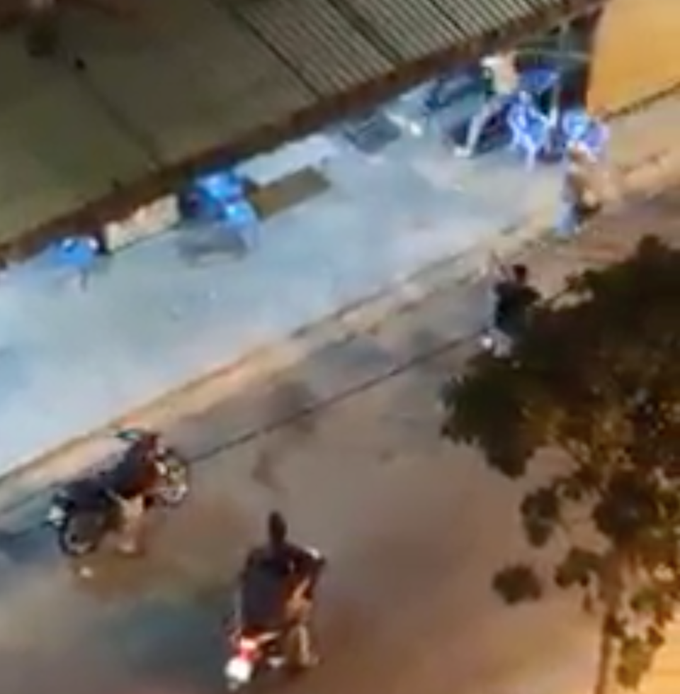 Hai nhóm hỗn chiến trong đêm, nghi nổ súng làm 2 người bị thương - 1 Hai nhóm hỗn chiến trong đêm, nghi nổ súng làm 2 người bị thương - 1