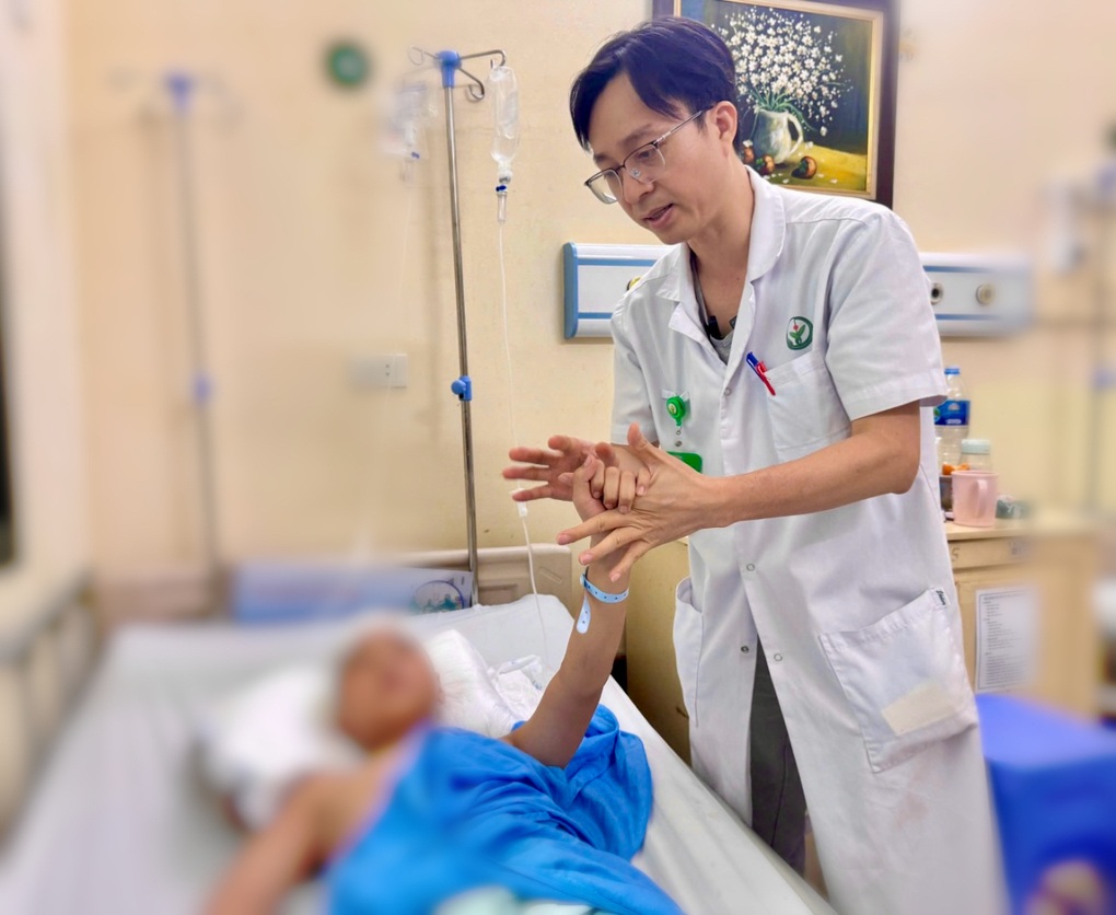 Hai anh em chơi đùa tại nhà, bé 11 tuổi bị dao cắm vào đầu - 2