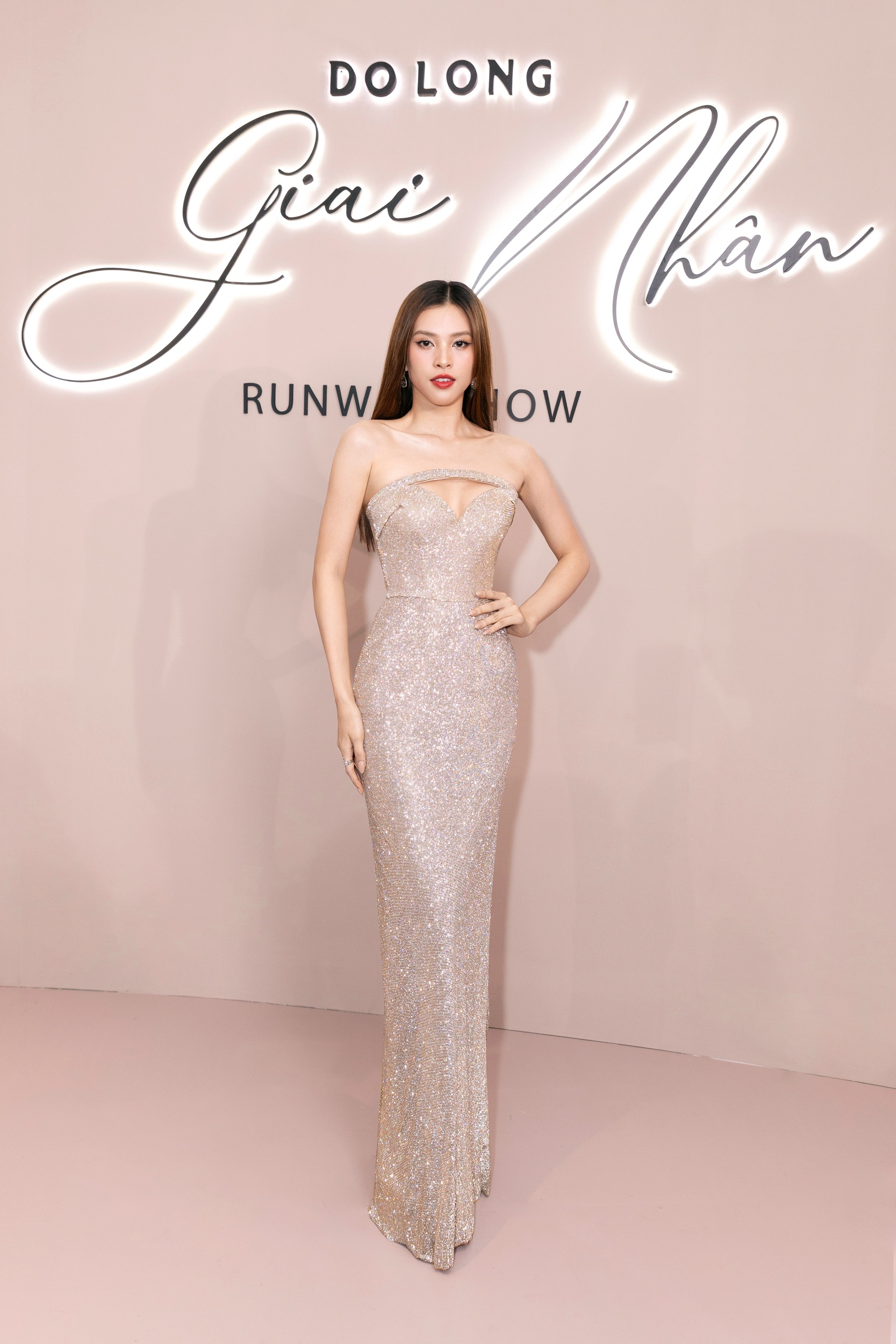 Hoa hậu Tiểu Vy khoe vóc dáng thon gọn trong bộ đầm màu be đính kim sa lấp lánh.