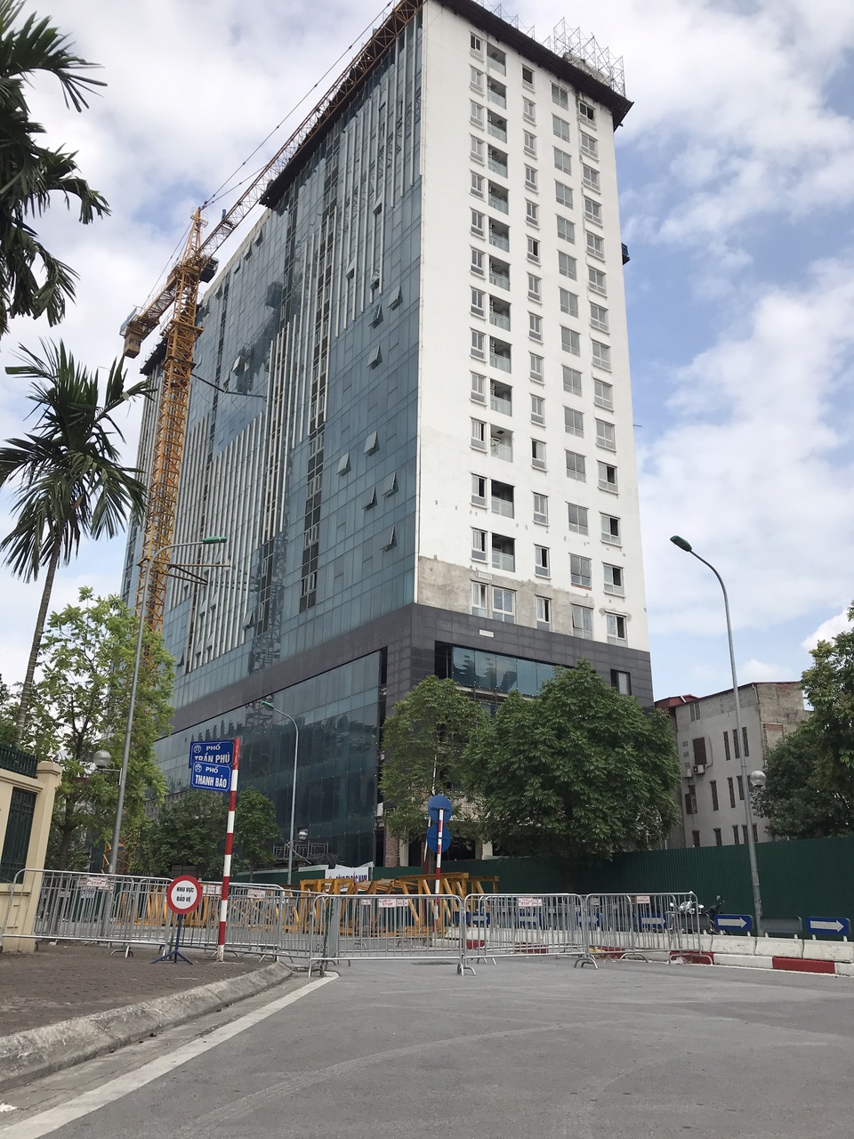 Đã có phương án phá dỡ tầng 18 tòa 8B Lê Trực? - 1 Đã có phương án phá dỡ tầng 18 tòa 8B Lê Trực? - 1