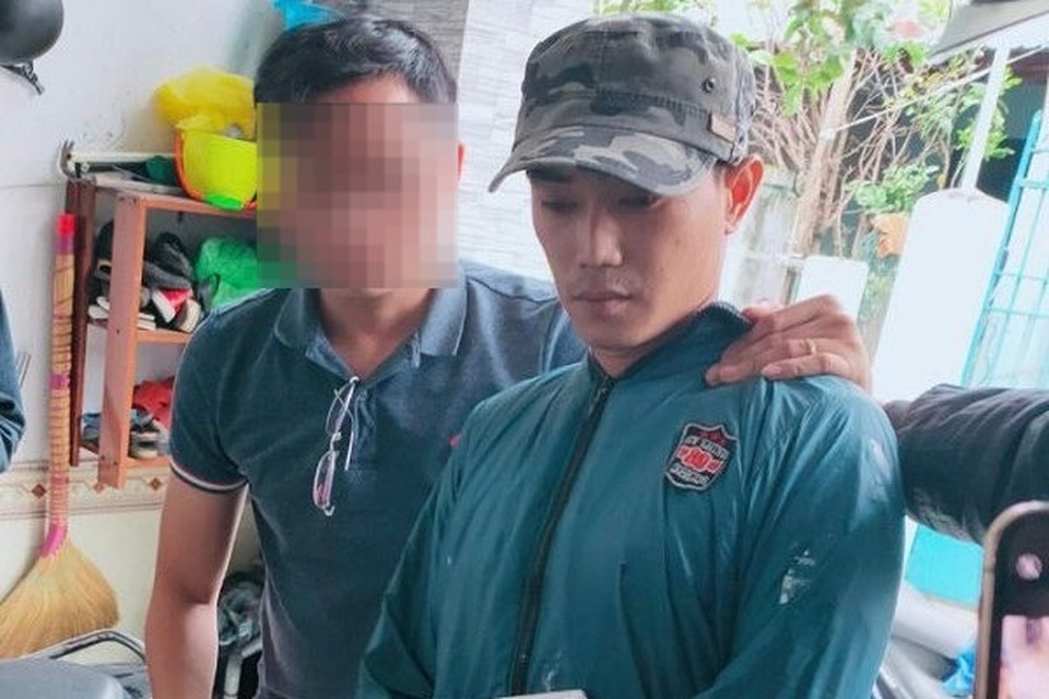 Gã đàn ông thường xuyên đổi xe máy, giật dây chuyền của nhiều phụ nữ - 1 Gã đàn ông thường xuyên đổi xe máy, giật dây chuyền của nhiều phụ nữ - 1