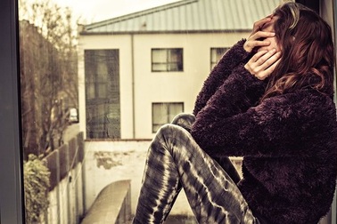 Cô gái 14 tuổi bị ép "yêu" 110 người đàn ông trong một đêm