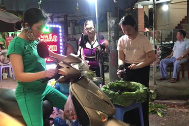 Bán "hết veo" cả tạ rượu nếp chỉ trong buổi sáng Tết Đoan Ngọ