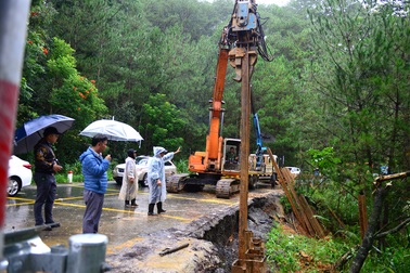 Khẩn cấp gia cố điểm sạt lở trên đèo Mimosa ở Đà Lạt