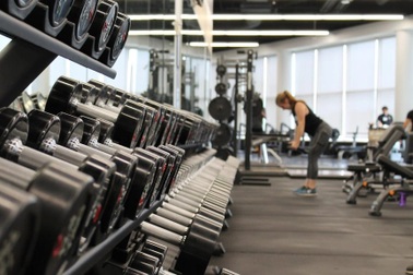 Đang tập gym, cô gái bị kẻ biến thái sàm sỡ, dùng vũ lực ép giao cấu