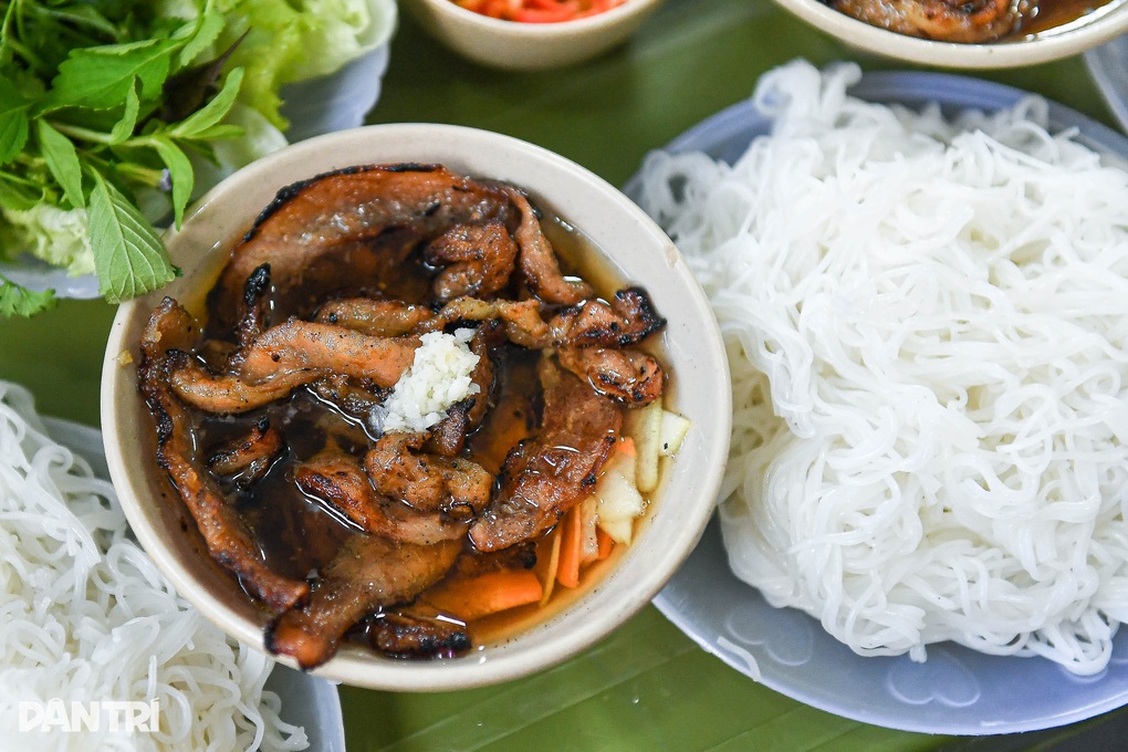 Hanoi's bun cha restaurant sells vermicelli noodles every day, American chefs praise it as delicious - 8