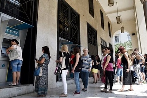 Sợ ngân hàng đóng cửa, người Hy Lạp đổ xô rút tiền