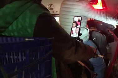 Khoảnh khắc anh xe ôm tranh thủ gọi điện cho vợ con khi giao hàng đêm khuya