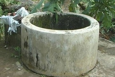Một phụ nữ nằm chết dưới giếng hoang 