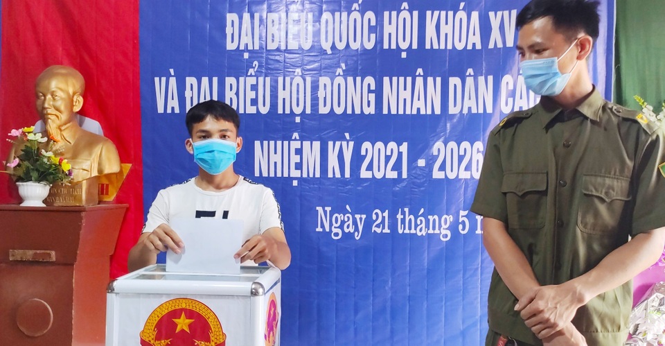 Đi thuyền vượt sông vào vùng lõi vườn quốc gia để bầu cử sớm - 13 Đi thuyền vượt sông vào vùng lõi vườn quốc gia để bầu cử sớm - 13
