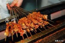Nhà hàng ở Trung Quốc phun sơn lên xiên thịt nướng khiến khách bị sốc