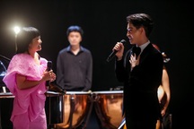 Ca sĩ Phương Thanh chờ 2 tiếng đồng hồ để gây bất ngờ cho Đức Phúc