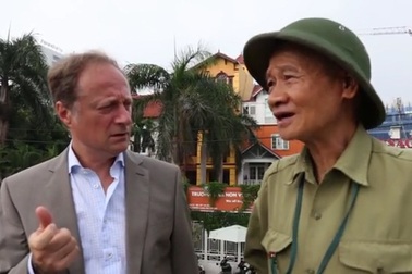 Đại sứ EU trổ tài nói tiếng Việt để hỏi đường đi xe buýt