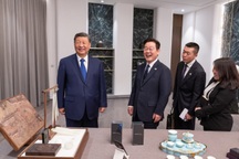 Chủ tịch Trung Quốc tặng điện thoại thông minh cho Tổng thống Hàn Quốc