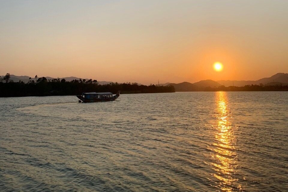 Khung cảnh hoàng hôn đẹp mê hoặc trên sông Hương - 2 Khung cảnh hoàng hôn đẹp mê hoặc trên sông Hương - 2