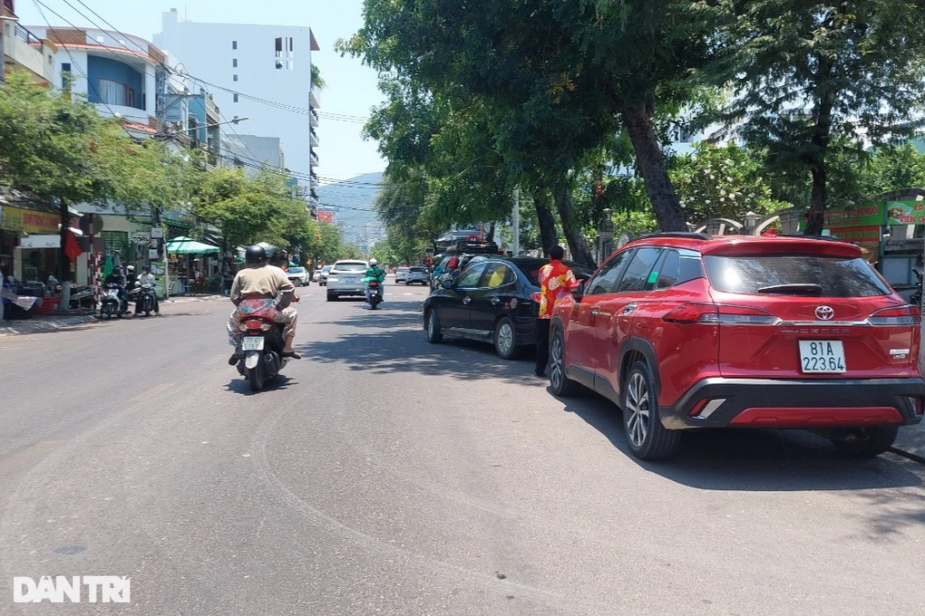 Xác minh clip khách du lịch bị người lạ tự ý thu phí đỗ ô tô ở Quy Nhơn - 2 Xác minh clip khách du lịch bị người lạ tự ý thu phí đỗ ô tô ở Quy Nhơn - 2