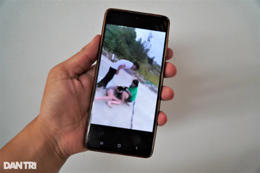 Nhóm bạn hành hung, lột đồ nữ sinh lớp 8, bắt bạn nạn nhân quay clip