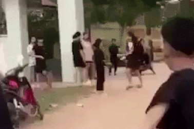 Nữ sinh lớp 8 bị đánh rơi xuống ruộng bùn vì tội không chào "đàn chị"