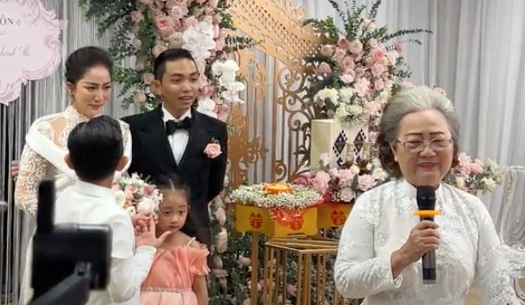 Khánh Thi bật khóc khi bà ngoại Phan Hiển tuyên bố xúc động trong lễ cưới - 10 Khánh Thi bật khóc khi bà ngoại Phan Hiển tuyên bố xúc động trong lễ cưới - 10