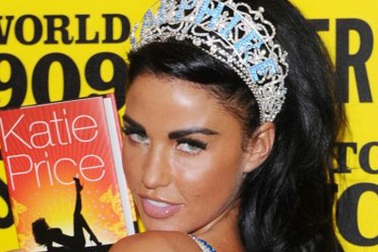 Siêu mẫu “ngực bự” từng bị lạm dụng