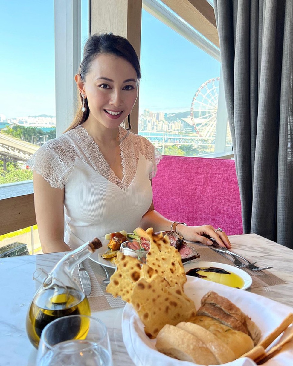 Khi chân dài showbiz phớt lờ dư luận, chấp nhận nương tựa đại gia - 3 Khi chân dài showbiz phớt lờ dư luận, chấp nhận nương tựa đại gia - 3