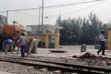 Đóng hàng loạt đường ngang dân sinh sau vụ tàu hỏa văng đầu máy