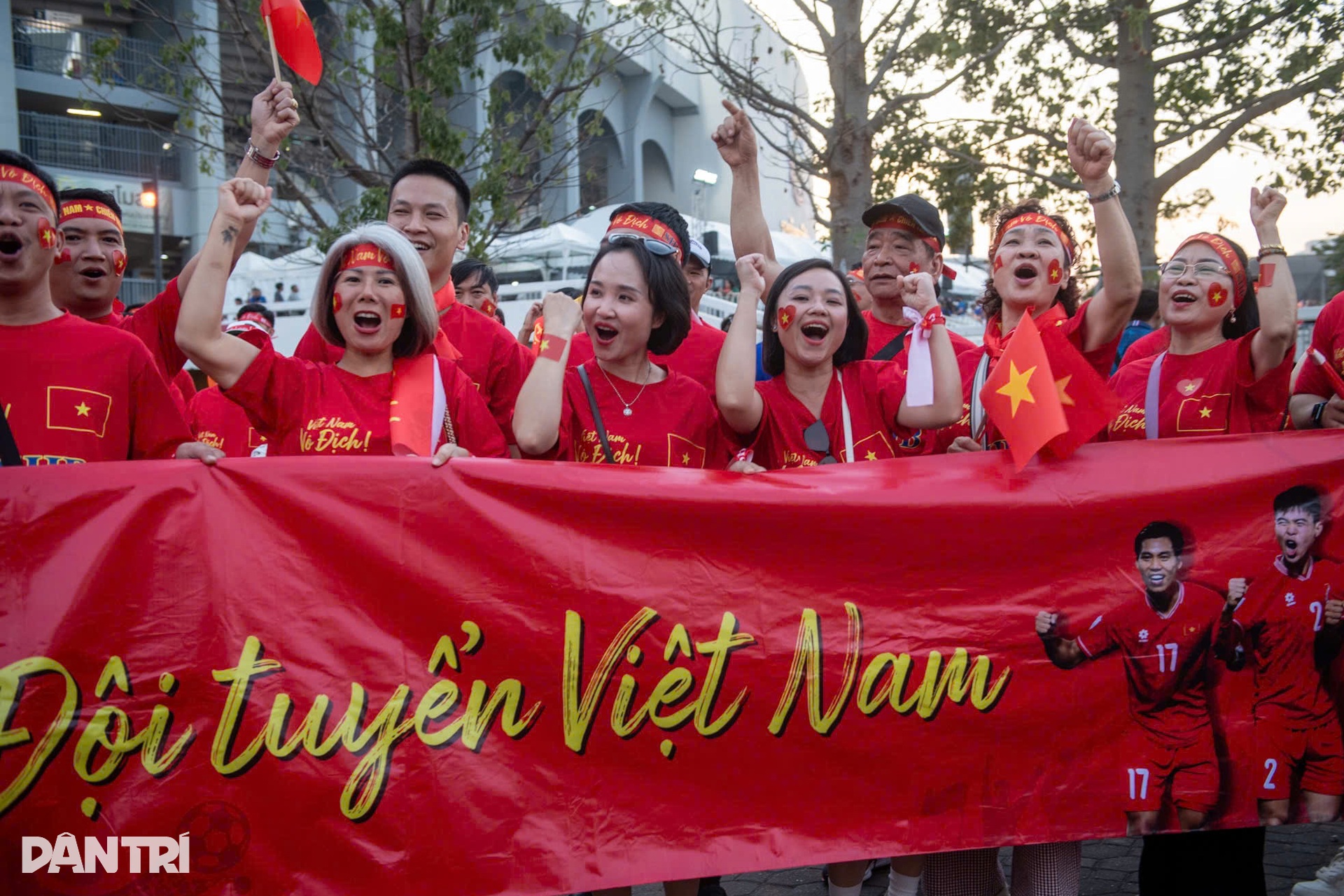 Người hâm mộ phủ đỏ SVĐ Thái Lan, cổ vũ tuyển Việt Nam giành cúp vô địch - 4 Người hâm mộ phủ đỏ SVĐ Thái Lan, cổ vũ tuyển Việt Nam giành cúp vô địch - 4