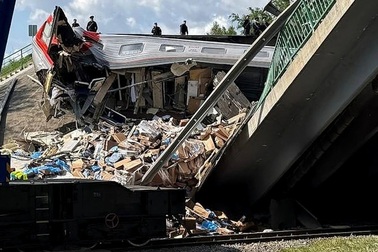 Nga lên tiếng về 2 vụ sập cầu liên tiếp đè lên các đoàn tàu