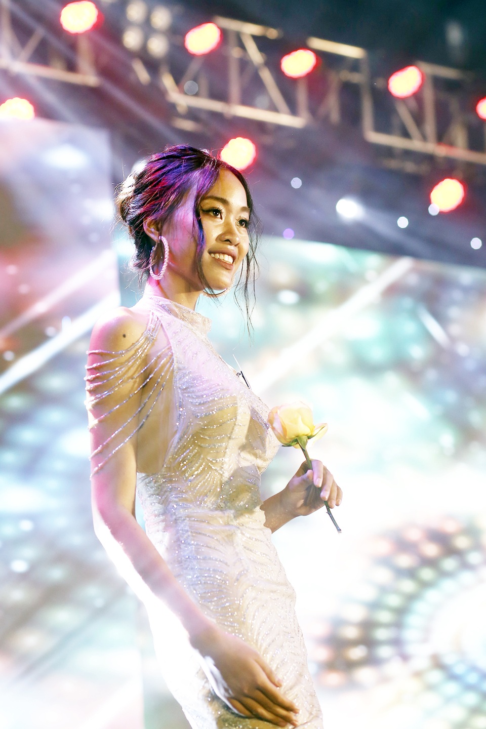 Hoa khôi “Tài sắc Phương Đông” gây ấn tượng nhờ nhan sắc đẹp lạ - 2 Hoa khôi “Tài sắc Phương Đông” gây ấn tượng nhờ nhan sắc đẹp lạ - 2