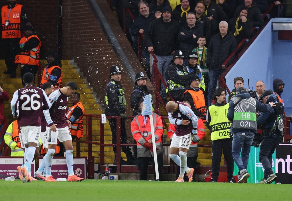 Ngôi sao Ngoại hạng Anh bị ném cốc trúng đầu, CĐV nổi loạn đấm cảnh sát - 2 Ngôi sao Ngoại hạng Anh bị ném cốc trúng đầu, CĐV nổi loạn đấm cảnh sát - 2