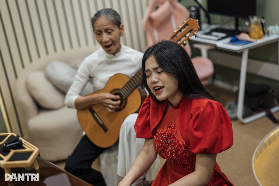 Từ cô bé gảy đàn bầu gây sốt 8 năm trước thành hiện tượng nhạc đỏ tuổi 18 - 1